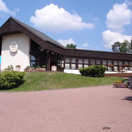Hotel Astra Tuchlovice Esterno foto