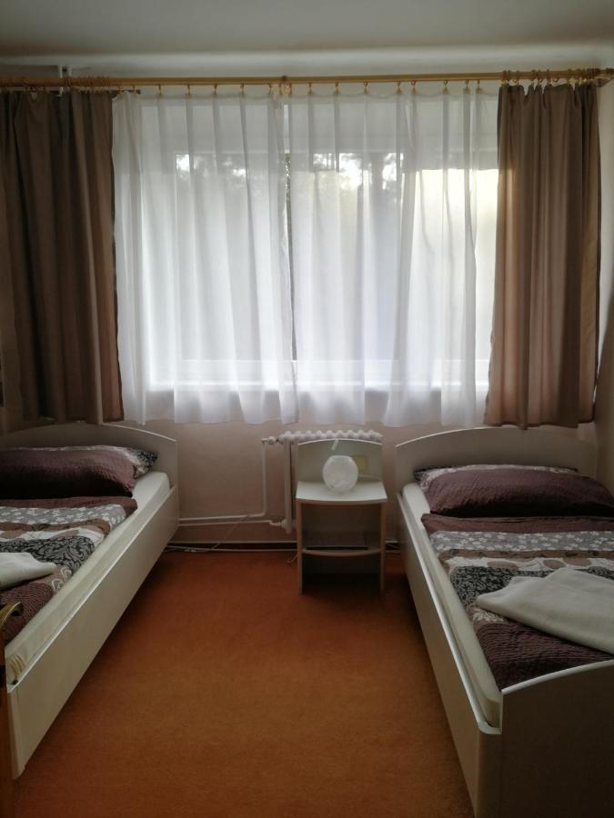 Hotel Astra Tuchlovice Esterno foto
