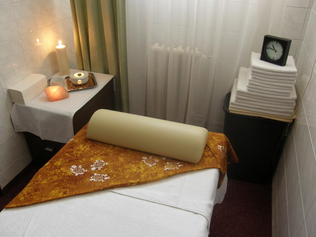 Hotel Astra Tuchlovice Esterno foto