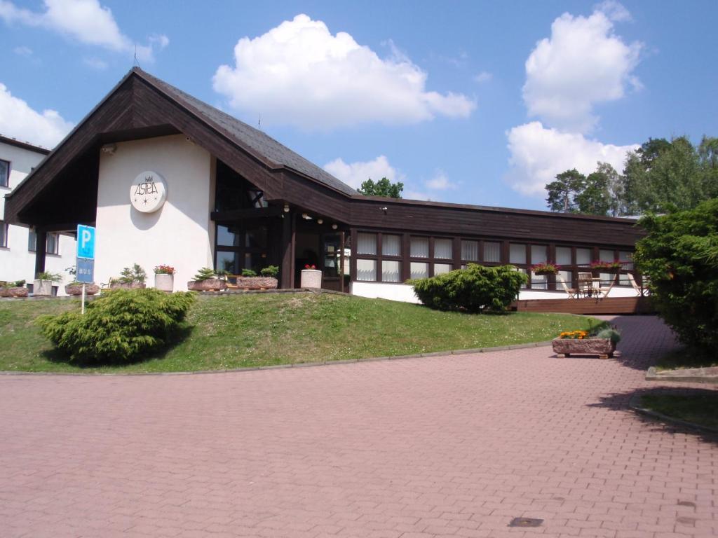 Hotel Astra Tuchlovice Esterno foto